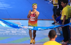 Quán quân marathon quốc gia hệ phong trào Nguyễn Văn Long chạy xuyên Việt lần hai