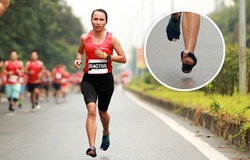 “Nữ hoàng chân đất” chạy marathon dưới 3 giờ với đôi tất rách nát, thủng ngón