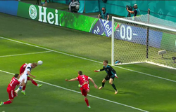 Tiền đạo Phần Lan mất bàn thắng tại EURO 2021 vì... một cái đầu