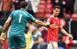 Thủ môn Villa thách Ronaldo đá phạt đền trước khi Fernandes sút hỏng