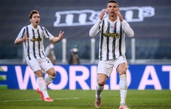 Ronaldo phung phí cơ hội ghi bàn khó tin trước Napoli