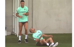 Ronaldo lén lút chơi khăm đồng đội ở tuyển Bồ Đào Nha