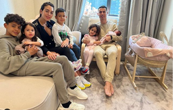Ronaldo đăng ảnh gia đình “ngọt ngào” sau khi mất con trai