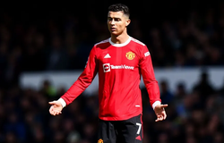 Mẹ của cậu bé bị ném điện thoại cáo buộc Ronaldo “hành hung”