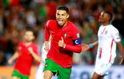 Ronaldo cán mốc 800 bàn thắng bằng hat-trick cho Bồ Đào Nha
