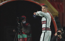 Ronaldo ném băng đội trưởng bị chỉ trích “không thể chấp nhận”