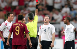 Sir Alex tiết lộ về cái nháy mắt của Ronaldo khi Rooney nhận thẻ đỏ