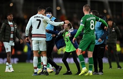 Ronaldo “thất hứa” với thủ môn Ireland khi tặng áo cho CĐV nhí