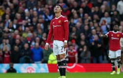 Cristiano Ronaldo thoát thẻ đỏ trong trận MU hòa tệ hại