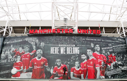 MU tô khuôn mặt Ronaldo trên bức tranh tường ở sân Old Trafford