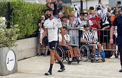 Hình ảnh Ronaldo trở lại Juventus và chụp ảnh với CĐV
