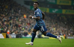 Saka lập kỳ tích cùng Arsenal trong Ngày tặng quà