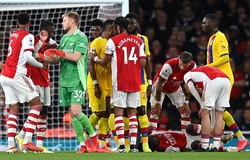 Ngôi sao Arsenal chấn thương sau cú đá kiểu MMA của Palace