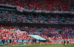 CĐV rơi từ khán đài sân Wembley trong trận Anh vs Croatia
