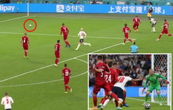 Sterling kiếm được phạt đền cho Anh khi trên sân có 2 quả bóng