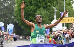 VĐV marathon Ethiopia phá sâu kỷ lục giải điền kinh thế giới hơn một phút