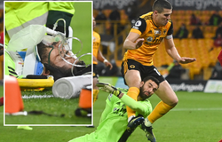 Thủ môn Wolves chịu va chạm kinh hoàng trong trận gặp Liverpool