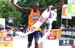 Đồng hương Eliud Kipchoge lập thông số chạy marathon nhanh nhất thế giới năm 2021