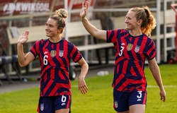 2 ngôi sao bóng đá nữ Mỹ phản ứng kỳ lạ khi chơi cùng nhau tại Olympic