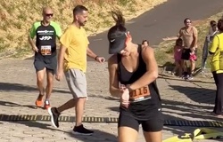 Ông chồng suýt làm hỏng khoảnh khắc vô địch chạy bán marathon của vợ