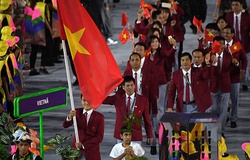 Kiếm thủ Vũ Thành An cầm cờ đoàn Việt Nam tại lễ khai mạc SEA Games 31