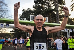 Người đàn ông suýt mất mạng vì nghiện rượu phá kỷ lục thế giới bán marathon trên 60 tuổi