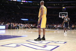 Tấm gỗ kỷ vật của Kobe tại Staples Center được bán với mức giá không tưởng