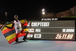 Joshua Cheptegei phá sâu kỷ lục thế giới chạy 10.000m tồn tại 15 năm