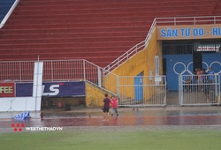 Sân Tự Do ngập vì lụt, trận Huế vs Long An bị hoãn