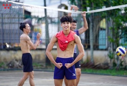 Chùm ảnh: Những sao trẻ bóng chuyền Khánh Hòa, Đà Nẵng vui vẻ trên sân tập