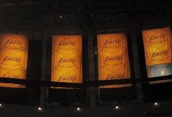 Vì sao LA Lakers không nâng cờ Vô địch trong ngày khai mạc NBA?