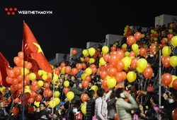 Khán giả lấp đầy sân Cẩm Phả cổ vũ tuyển Việt Nam đấu U22 Việt Nam