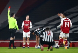 VAR giúp người hùng Arsenal thoát thẻ đỏ sau pha bóng rợn người