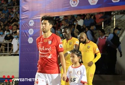 Lee Nguyễn khiến bầu Đức phải ra sân và chuyện của V.League