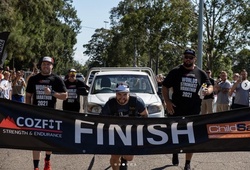 “Người khỏe nhất thế giới” chạy marathon kéo theo xe tải 1,6 tấn