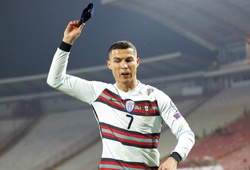Ronaldo ném băng đội trưởng sau khi mất oan bàn thắng muộn