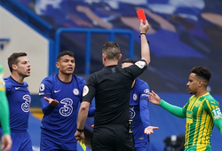 CĐV Chelsea phản ứng khi Silva nhận thẻ đỏ gây tranh cãi