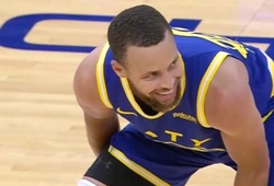 Video: Stephen Curry cũng chỉ biết cười sau khi "bỏ túi" game-winner trước Utah Jazz