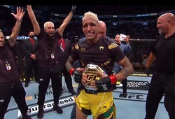 Charles Oliveira lật kèo ngoạn mục TKO Michael Chandler, lên ngôi vô địch hạng nhẹ UFC