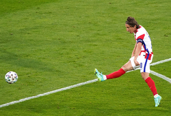 Modric vẩy má ngoài lập 2 cột mốc ghi bàn đặc biệt tại EURO với Croatia