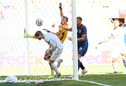 Thủ môn Slovakia gây sốc khi tự đập bóng vào lưới nhà