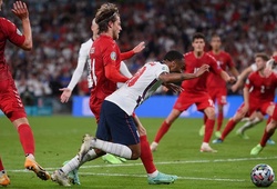 Sterling giải thích về tình huống kiếm phạt đền cho tuyển Anh