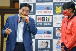 Thị trưởng ở Nhật Bản bị sa thải vì cắn HCV Olympic
