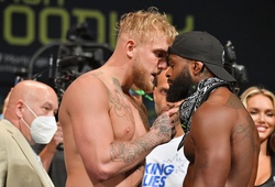 Jake Paul tái hiện trò "giật mũ" với Tyron Woodley trong buổi cân chính thức