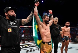 UFC 267: Trọng tài bị chỉ trích nặng nề vì xử lý tình huống thiếu chuyên nghiệp