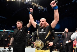 UFC 267: Glover Teixeira hạ Jan Blachowicz nhờ đòn siết cổ, lập kì tích vô địch ở tuổi 42