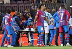 Barca sợ hãi khi hậu vệ Araujo được xe cứu thương đưa vào viện