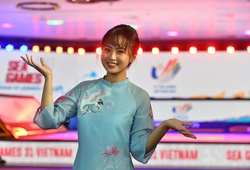 Nữ MC Tốc Chiến xinh đẹp rạng rỡ trong tà áo dài tại SEA Games 31