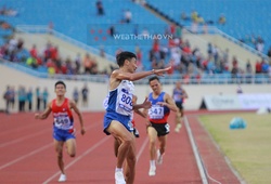 Nguyễn Văn Lai vô đối trên đường chạy 5000m, ăn mừng trước khi về đích