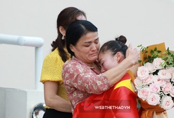 Lần đầu tiên giành HCV SEA Games cá nhân, Quách Thị Lan khóc ngon lành trong vòng tay mẹ